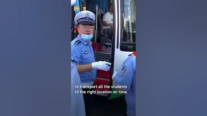 Police help students get to the right exam site for their Gaokao - DayDayNews