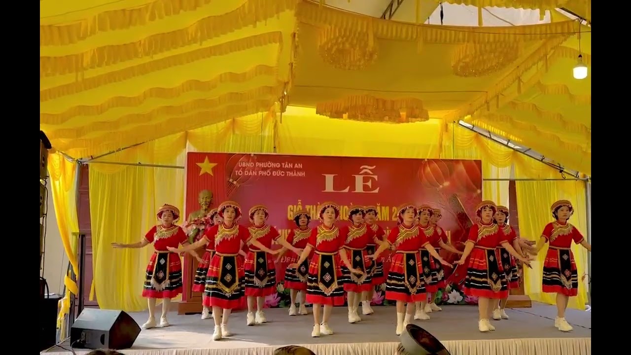 tiếng khèn mùa ban nở - ngày hội làng câu lạc bộ phụ nữ TDP Đức thành biểu diễn 