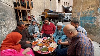 الحاجه ام نوال ربنا يبارك لها الاكل على طبليتها للناس كلها