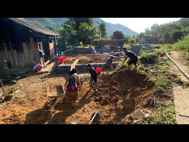 Biệt thự gốc cây na xây móng nhanh gọn. Bản và gia đình chú Páo tiếp đất vào nền. Hoàng Quốc Chung.