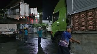 memenuhi logistik lebaran,bongkar muatan truk trinton hino 500 wingbox sampai malam