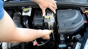 Comment enlever la batterie d'une Peugeot 308 ?