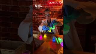 Leuchtende Farben mischen #Chemilumineszenz 🌟 #Leuchtstäbe 🧪 #Chemie ⚗️ #MINT-Lehrer 🧑‍🔬