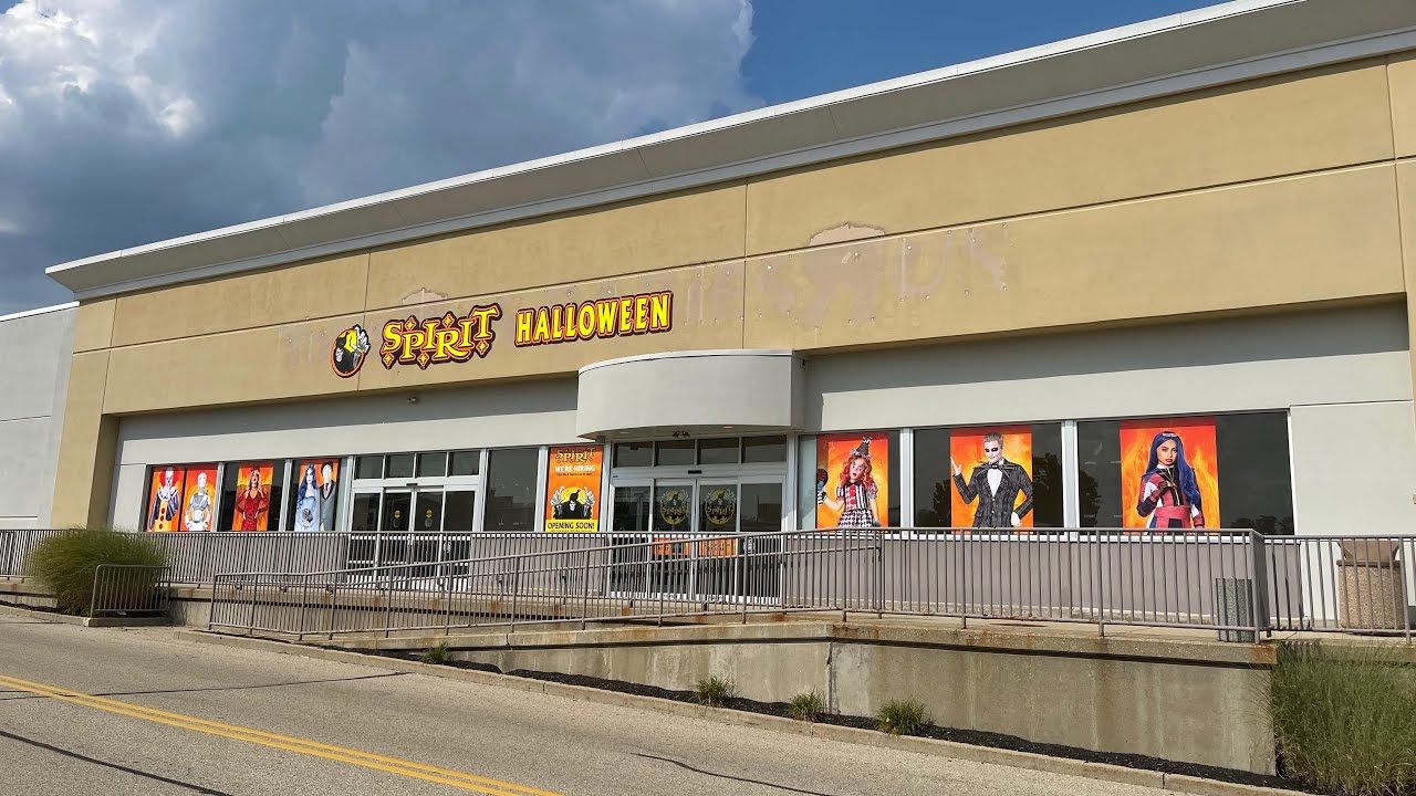 Spirit Halloween setting up store inside the Toys “R” Us at Kenwood in Cincinnati Ohio episode 2