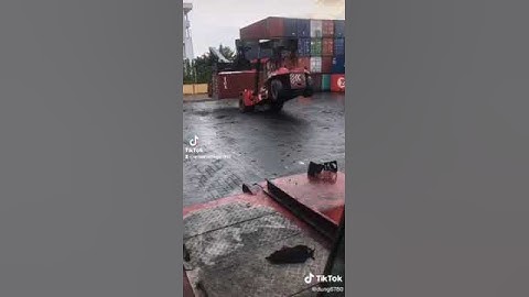 reach Stacker machine Dharrate kaat rahi hai