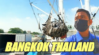 Bongkar muatan di pelabuhan Bangkok, Thailand.