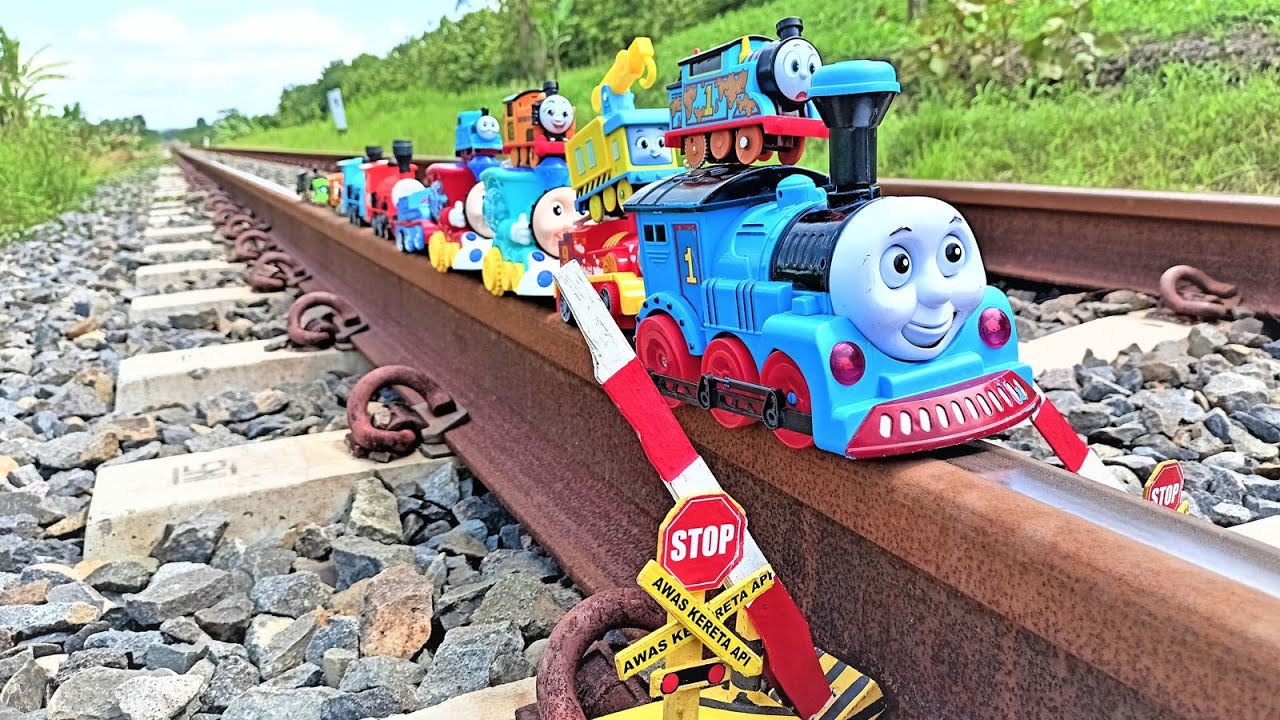 Drama Kereta Tabrakan Dan Anjlok Dari Rel! Menemukan Dan Merakit Kereta Thomas, James, Gerbong Tangk