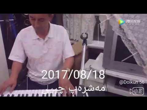 Pornografik filmlar katta sikni soradi Erkakning eshagini yalab, unga barmogini tiqishadi