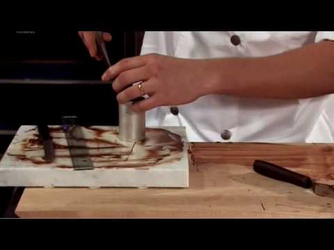 Video: Hur Man Dekorerar En Tårta Med Marshmallow Mastix