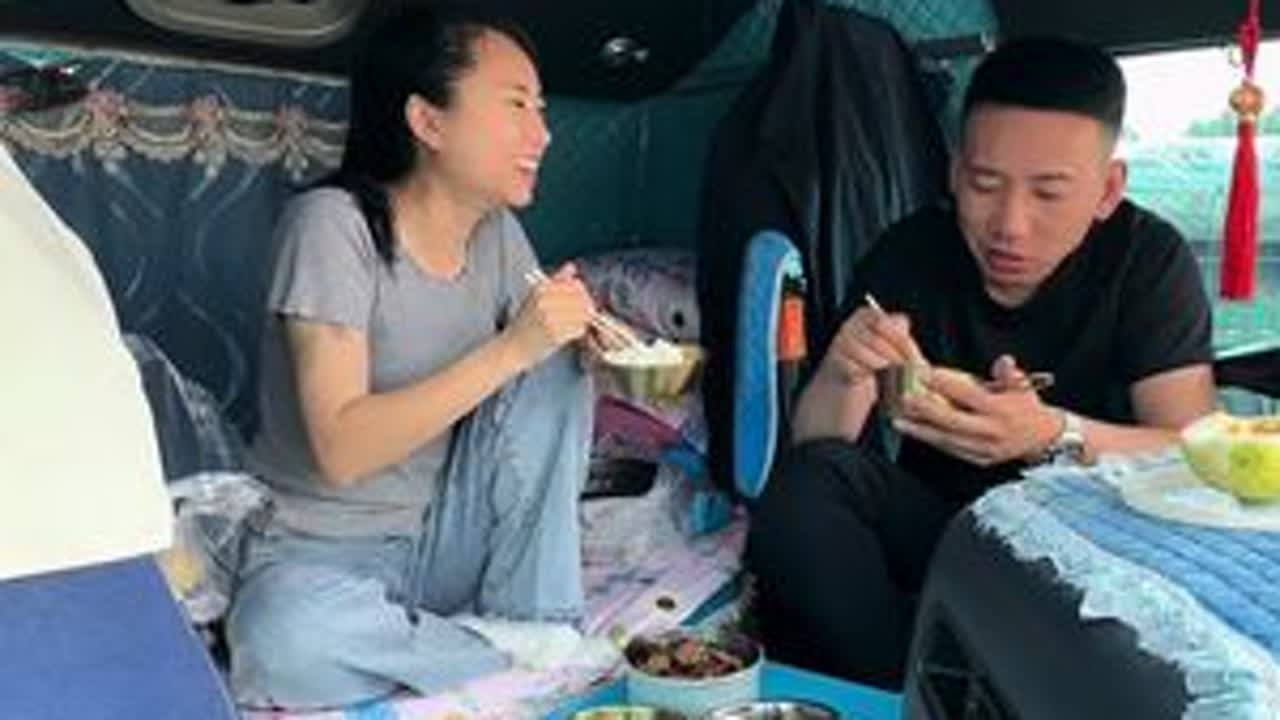 我和刘宝的卡车生活，这车货拉的，普货拉成了绿通，太难了，刘宝一夜没睡，为了生活努力的八零后卡车夫妻，感谢大家支持！#三农 #日常vlog #记录真实 #记录卡车生活 #夫妻日常 @抖音小助手