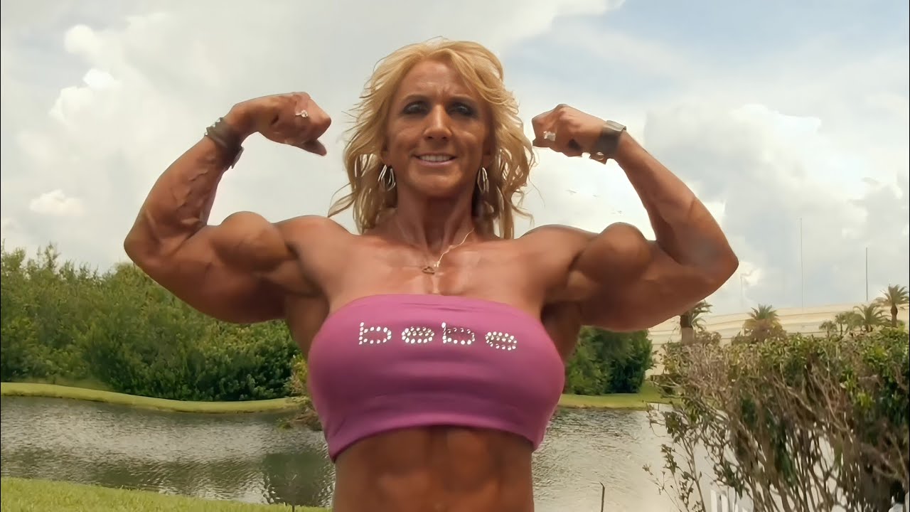 Джуди Гайард — бодибилдер с мощными мышцами и бицепсами.