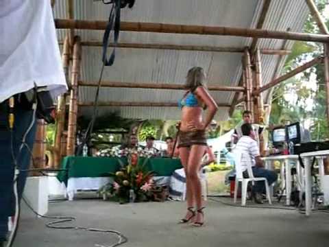 Desfile en traje de baÃ±o de las candidatas al Reinado del Agroturismo Caicedonia 99 aÃ±os