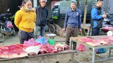 Đi dạo vòng quanh chợ phiên vào buổi sáng