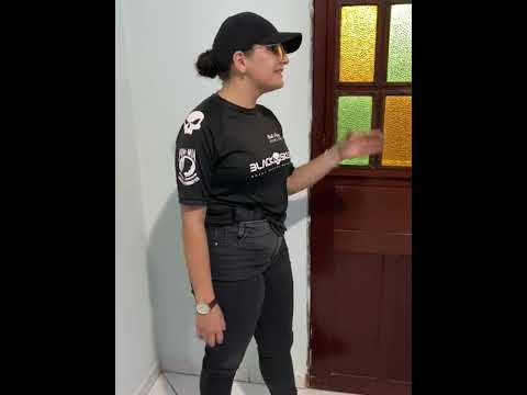Jovem policial se