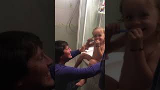Как чистить зубы детей после 2,5 лет? Кто чистит зубы: папа или ребенок?