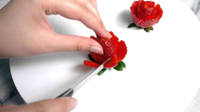 Découpez vos fraises en forme de roses ! Une décoration toute