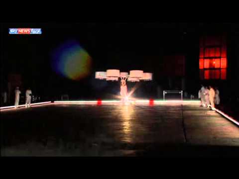 ليدي غاغا تطلق ألبوما بأزياء فضائية 