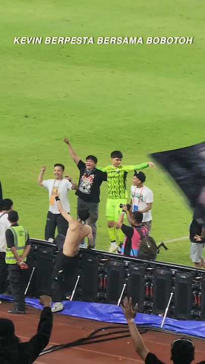 KEVIN MENDOZA MERAYAKAN KEMENANGAN PERSIB ATAS PERSITA DENGAN BERNYANYI BERSAMA BOBOTOH! #SHORTS