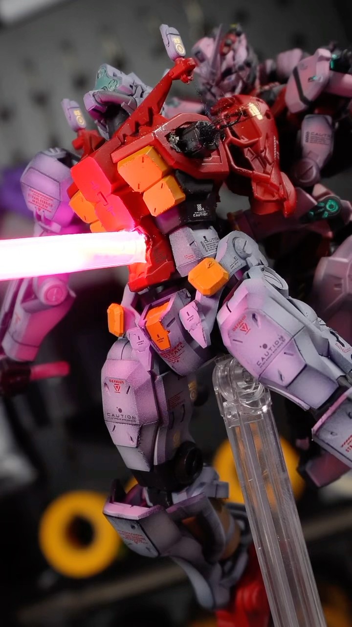 ガンダムジークアクス4話ラストシーン？？ 赤いガンダム(赤く