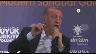 Recep Tayyip Erdoğan Uzun İnce Bir Yoldayım Türküsünü Söylüyor. Resimi