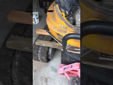 JCB 8035 ZTS - Removing counterweight for engine service
