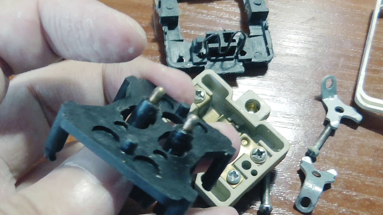 Монтаж выключателя. Наружные розетки и выключатели. Крепление для выключателя. Выключатель легран двухклавишный разборка. Как разобрать выключатель света со светодиодом.