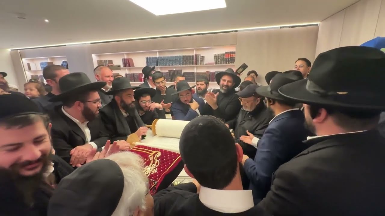 איך זוכים לישועה ברגע קל • הגאון הינוקא בכתיבת אותיות בספר תורה