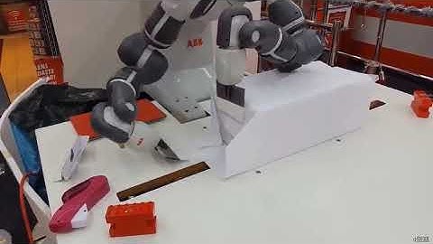 Dual arm robot wraps gifts in Media Markt