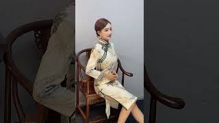 多姿旗袍美女