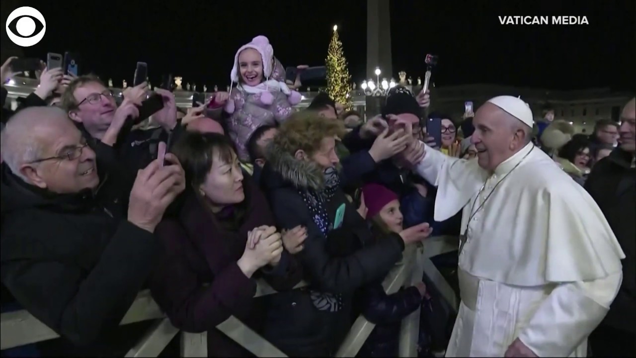 Pope Francis apologizes after slapping woman's arm