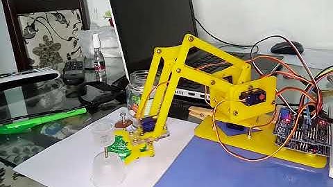 Robô 4 eixos arduíno.