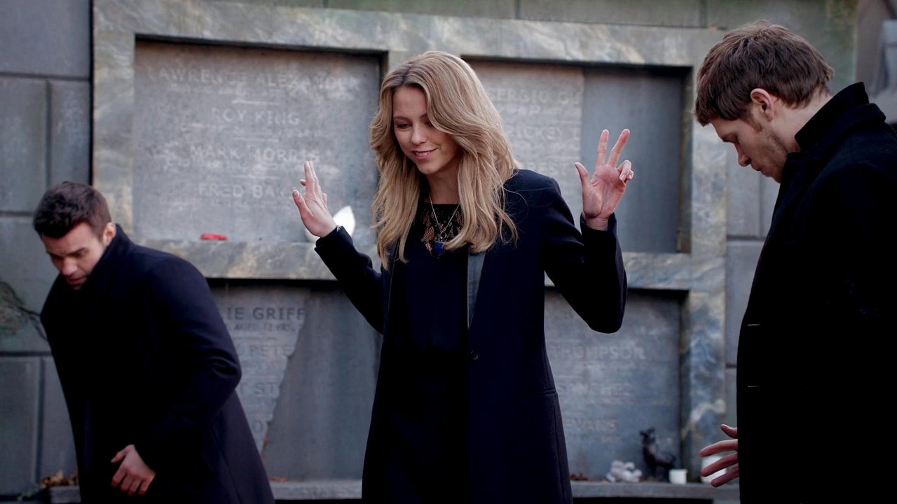 Freya shows Klaus&Elijah memories of the past, Klaus refuses to believe this so-called sister 