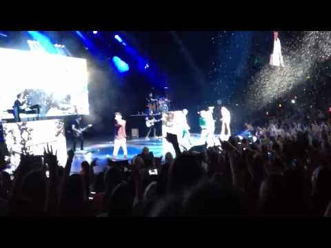 One Direction - "One Thing" (Universal City Walk, CA)