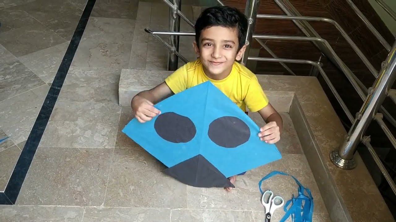 Kite making by Chhotu Ustad A 5 years old kid with kite flying test l kite making | Kite flying