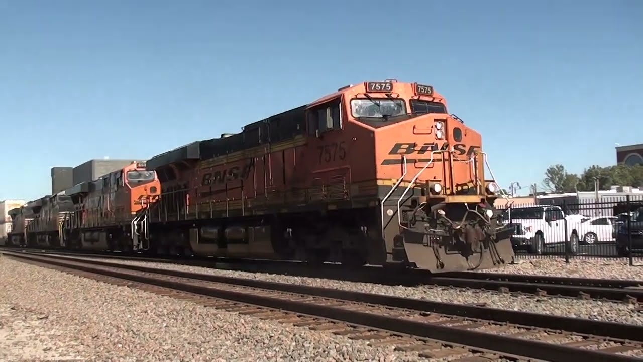 【BNS】 BNSF #7575 Leads Q-NYCLAC with NS Power. Olathe, KS 10/20/23 - YouTube
