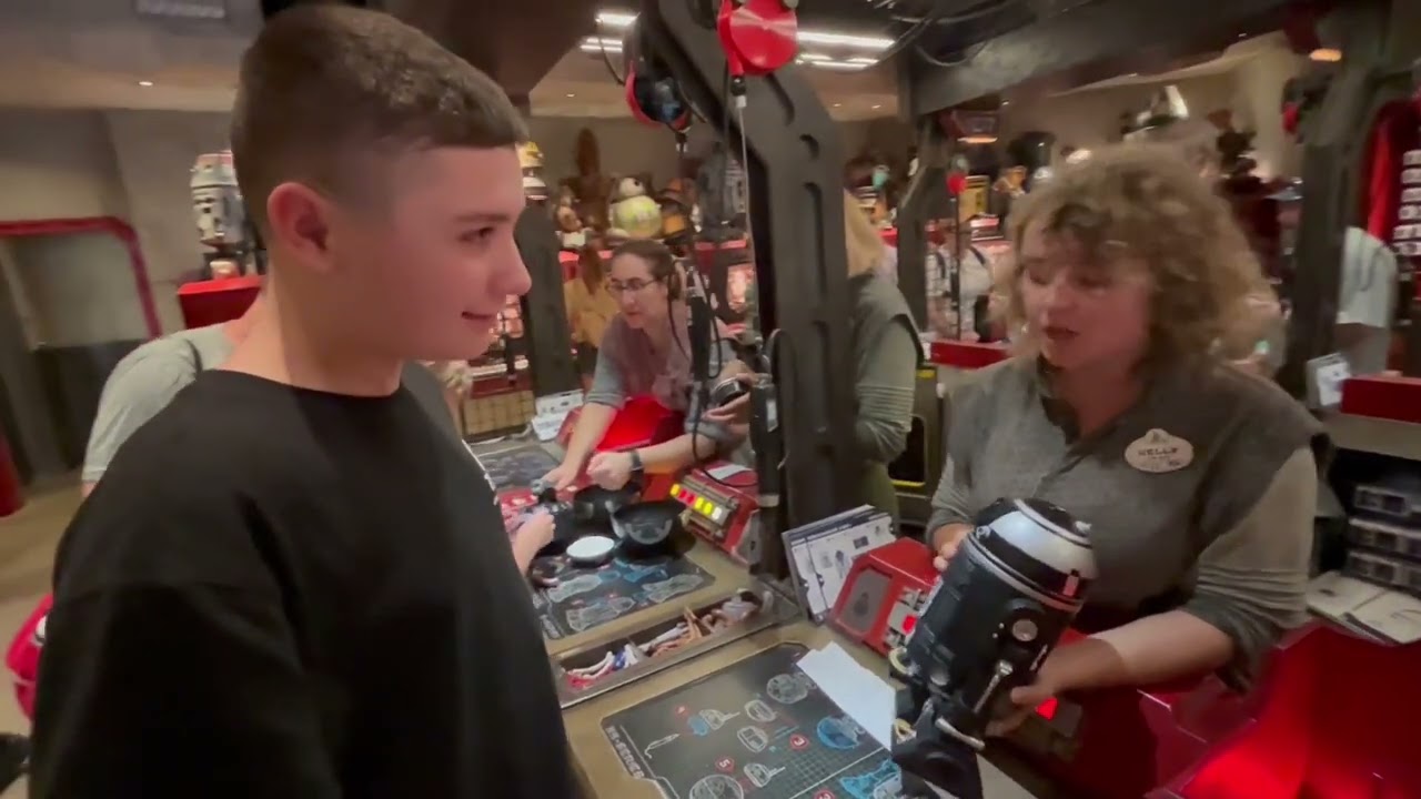 Droid Depot — Hollywood Studios Galaxy's Edge: опыт сборки дроидов по индивидуальному проекту в W...
