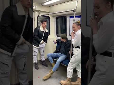 ПРАНК В МЕТРО/ДЕВУШКИ НЕ ДАЁТ СЕСТЬ/ПОЗНАКОМИЛСЯ/ЛАЙФХАК #реакция #пранк #девушка