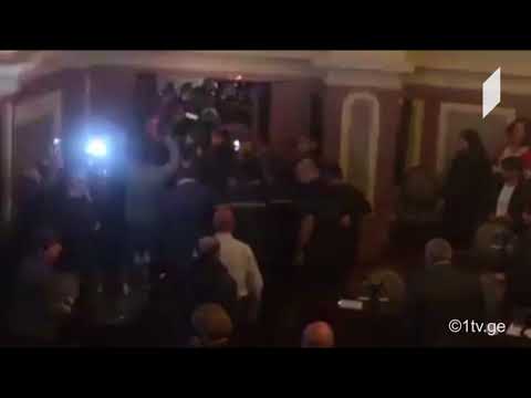 ელენე ხოშტარიას საკრებულოს სხდომა სამართალდამცავების დახმარებით დაატოვებინეს