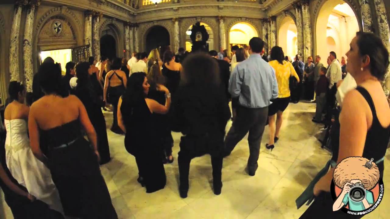canon definicion Wedding Photographer Dancing at a Wedding