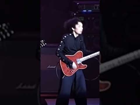 BEYOND 光輝歲月 重金屬版 黃家駒 AI重新編曲 重唱 重拍MV 影片是由 可灵 Kling AI 2 1 和 MidJourney 創作出來 