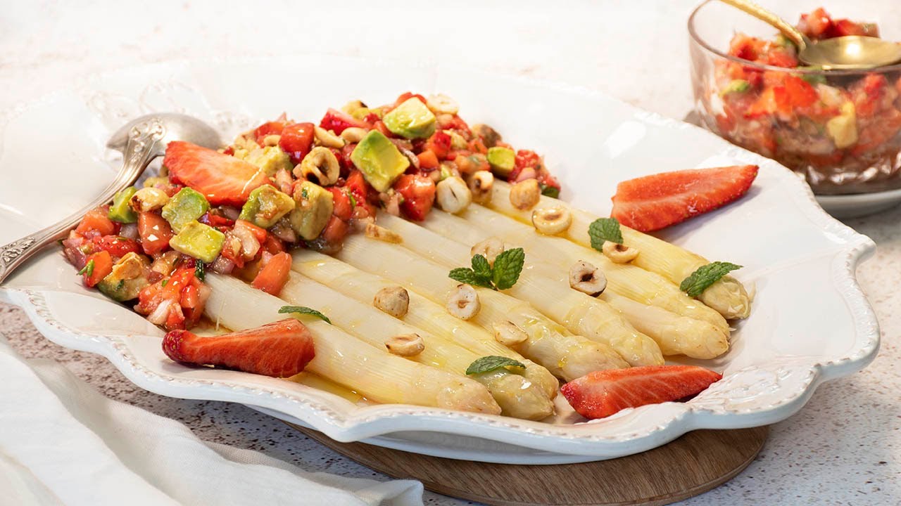 Espárragos blancos con vinagreta de fresas