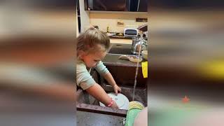 Дочка Натальи Фриске Помогает Бабушке Мыть Посуду!