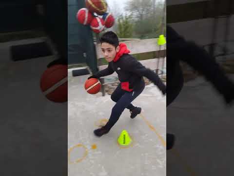 Antrenamente de baschet cu jaloane, driblinguri cu fenta. Exercises with two basket balls.