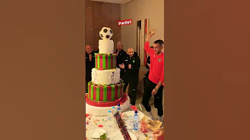 زياش يحتفل بعيد ميلاده مع جميع مكونات المنتخب المغربي 