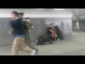 Скрипач и виолончелист собрали толпу в московском переходе