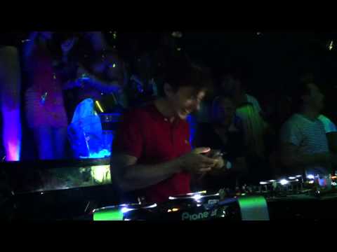 Martin Solveig plays
