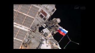 Российский флаг развевается в космосе
