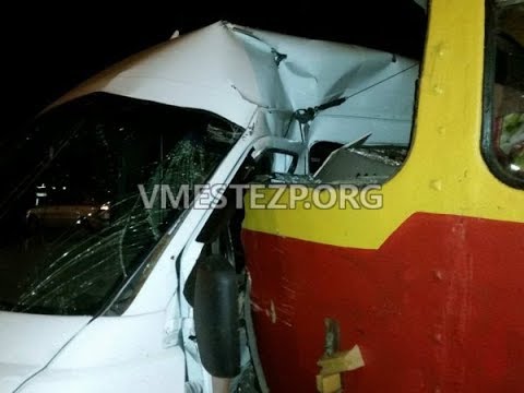 Трамвай врезается в забитую маршрутку - ДТП в Запорожье