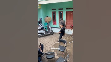 Udah di tutup pake kardus ibu dan anak ketauan sama kudalumping