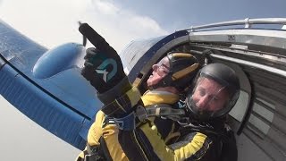 100-year-old man's incredible skydive from 10,000ft